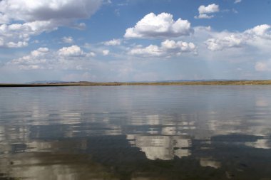 gökyüzüne yansıyan su, ıssız sahil göl, yaz göğün, doğa, mavi bulut,