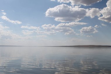 gökyüzüne yansıyan su, ıssız sahil göl, yaz göğün, doğa, mavi bulut,