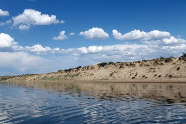 gökyüzüne yansıyan su, ıssız sahil göl, yaz göğün, doğa, mavi bulut,