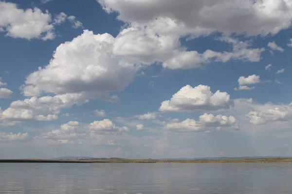 O céu refletido na água, lago de praia deserta, céu de verão, natureza, nuvem azul , — Fotografia de Stock