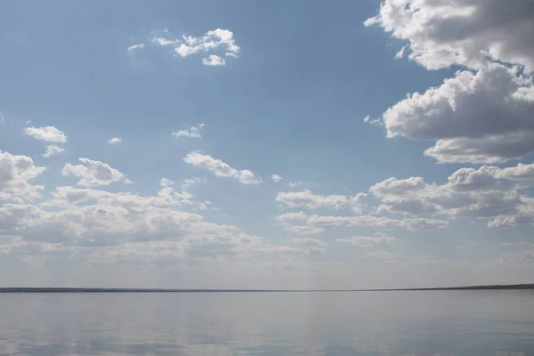El cielo reflejado en el agua, el lago de playa desierta, el cielo de verano, la naturaleza, la nube azul , — Foto de Stock