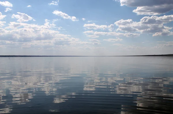 El cielo reflejado en el agua, el lago de playa desierta, el cielo de verano, la naturaleza, la nube azul , — Foto de Stock