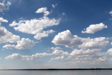 gökyüzüne yansıyan su, ıssız sahil göl, yaz göğün, doğa, mavi bulut,
