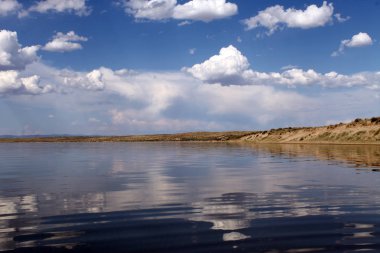 gökyüzüne yansıyan su, ıssız sahil göl, yaz göğün, doğa, mavi bulut,
