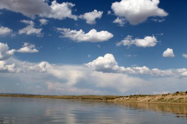 gökyüzüne yansıyan su, ıssız sahil göl, yaz göğün, doğa, mavi bulut,