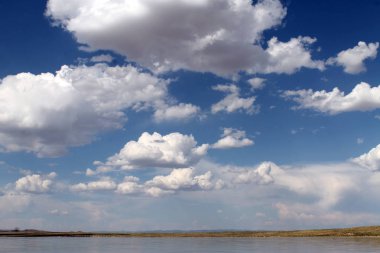 gökyüzüne yansıyan su, ıssız sahil göl, yaz göğün, doğa, mavi bulut,