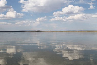 gökyüzüne yansıyan su, ıssız sahil göl, yaz göğün, doğa, mavi bulut,