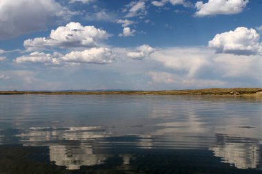 plaj Gölü, yaz gökyüzü, doğa mavi bulut, Tuva, gökyüzünün suya yansıyan terk
