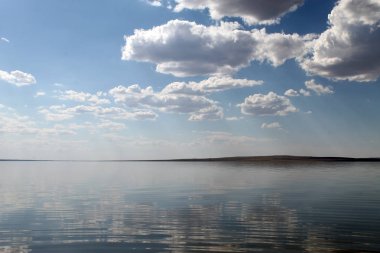 plaj Gölü, yaz gökyüzü, doğa mavi bulut, Tuva, gökyüzünün suya yansıyan terk