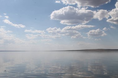 gökyüzüne yansıyan su, ıssız sahil göl, yaz göğün, doğa, mavi bulut,