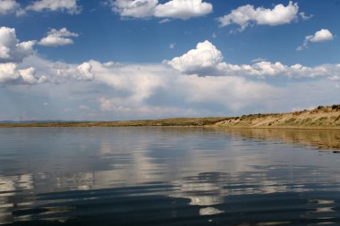 gökyüzüne yansıyan su, ıssız sahil göl, yaz göğün, doğa, mavi bulut,