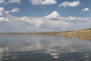 gökyüzüne yansıyan su, ıssız sahil göl, yaz göğün, doğa, mavi bulut,
