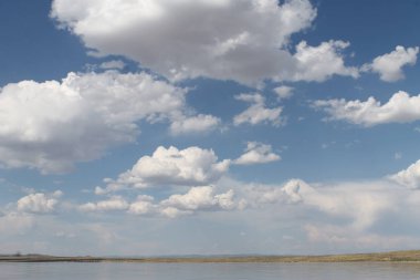 gökyüzüne yansıyan su, ıssız sahil göl, yaz göğün, doğa, mavi bulut,