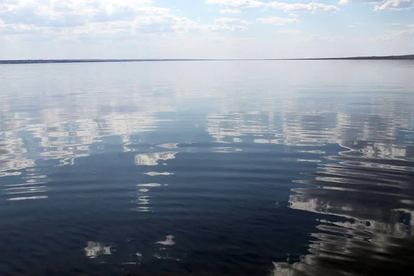 El cielo reflejado en el agua, el lago de playa desierta, el cielo de verano, la naturaleza, la nube azul , — Foto de Stock