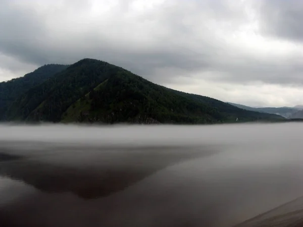 Nebel über dem Fluss — Stockfoto