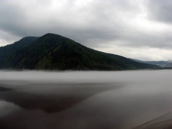 Brouillard sur la rivière — Photo