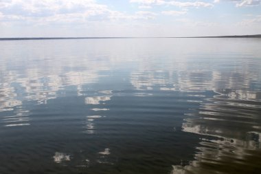 gökyüzüne yansıyan su, ıssız sahil göl, yaz göğün, doğa, mavi bulut,