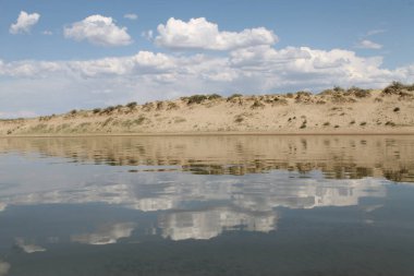 plaj Gölü, yaz gökyüzü, doğa mavi bulut, Tuva, gökyüzünün suya yansıyan terk