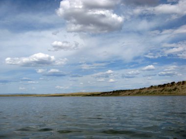 plaj Gölü, yaz gökyüzü, doğa mavi bulut, Tuva, gökyüzünün suya yansıyan terk