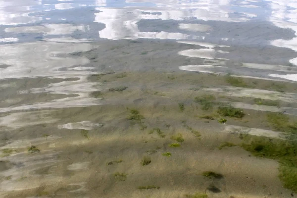 Sanden på stranden under vatten, öde strand lake, sommar, solljus på sanden — Stockfoto