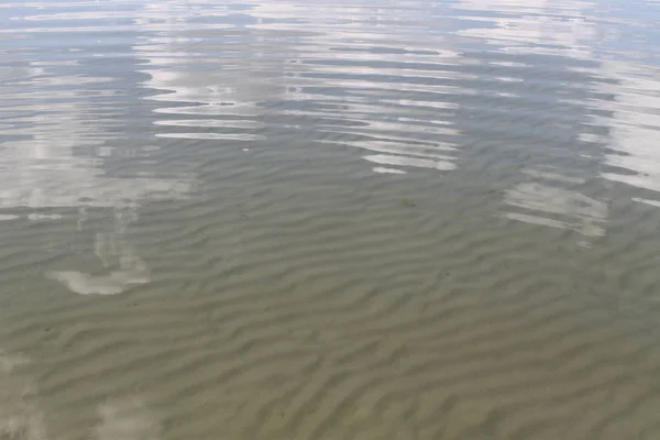 Sanden på stranden under vatten, öde strand lake, sommar, solljus på sanden — Stockfoto