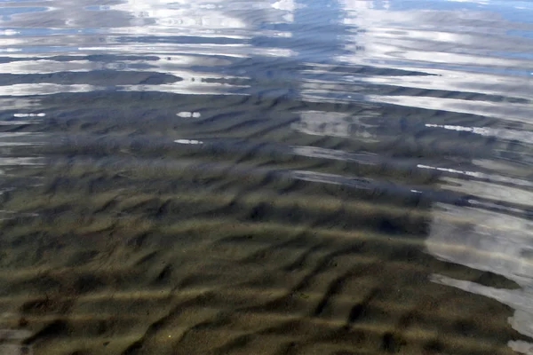 Sanden på stranden under vatten, öde strand lake, sommar, solljus på sanden — Stockfoto