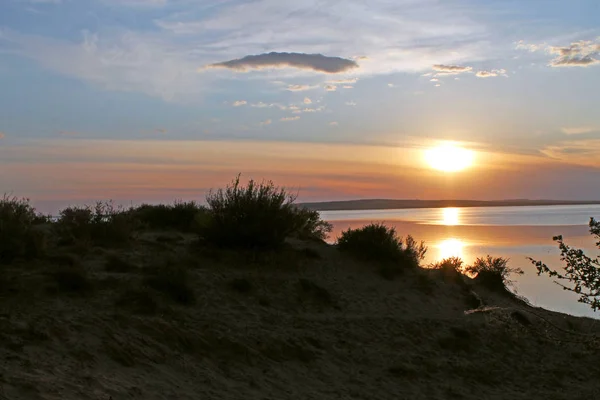 Le soleil couchant reflété dans l'étang — Photo