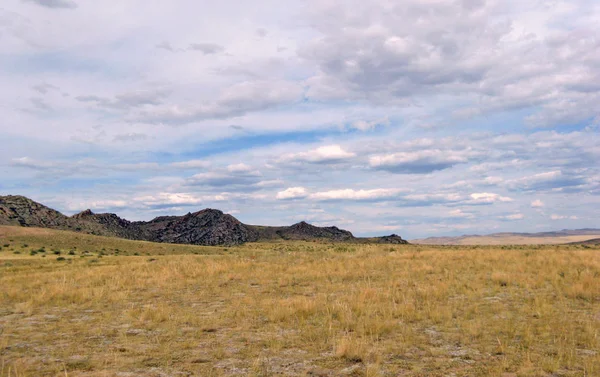 蓝色天空下的宽草原与白云萨扬山脉西伯利亚俄国 — 图库照片