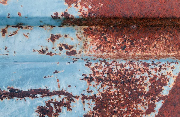 Fundo multicolorido: superfície de metal enferrujado com pintura azul descamação e rachaduras textura — Fotografia de Stock