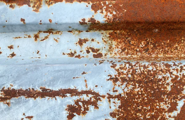 Fundo multicolorido: superfície de metal enferrujado com pintura azul descamação e rachaduras textura — Fotografia de Stock