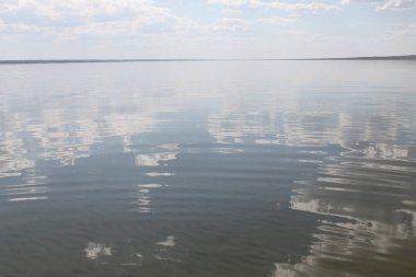 gökyüzüne yansıyan su, ıssız sahil göl, yaz göğün, doğa, mavi bulut,