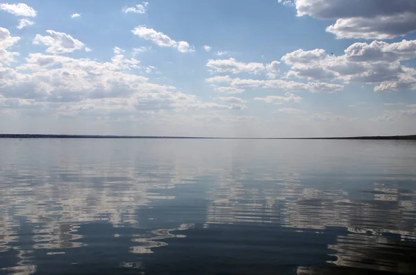 De lucht wordt weerspiegeld in het water verlaten strand lake, zomer hemel, aard, blauwe wolk, — Stockfoto