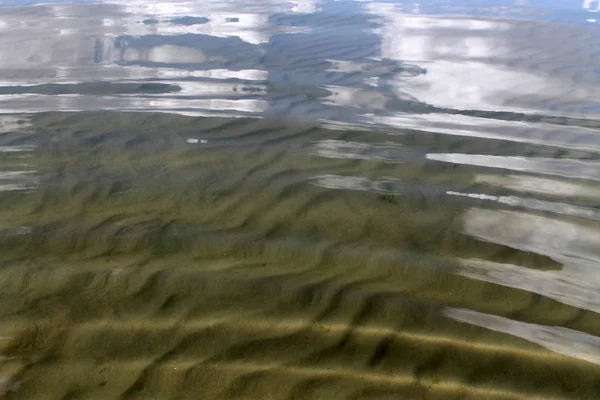 Sanden på stranden under vatten, öde strand lake, sommar, solljus på sanden — Stockfoto