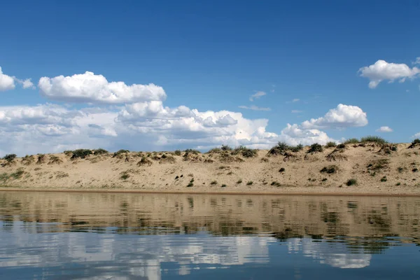 El cielo reflejado en el agua, el lago de playa desierta, el cielo de verano, la naturaleza, la nube azul , —  Fotos de Stock