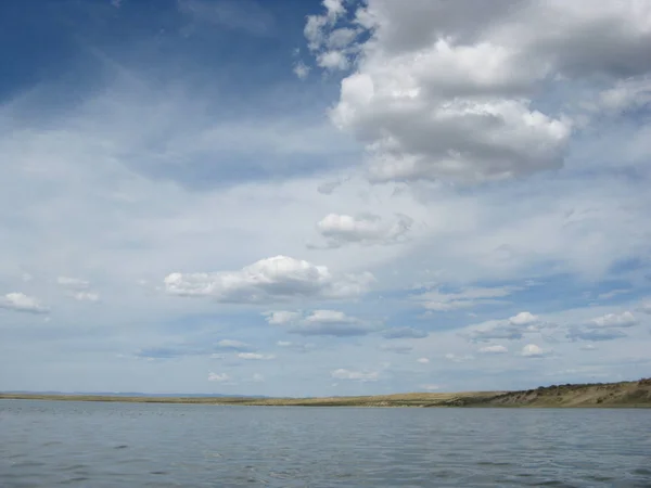 Praia Deserta Lago Céu Verão Natureza Azul Nuvem Tuva Céu — Fotografia de Stock