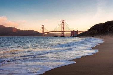San Francisco plaj ve gündoğumu, California Golden Gate Köprüsü.
