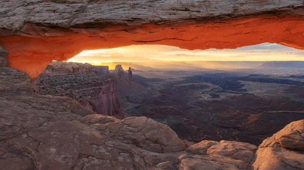 Sunrise at Mesa Arch in Canyonlands — Stock Photo, Image