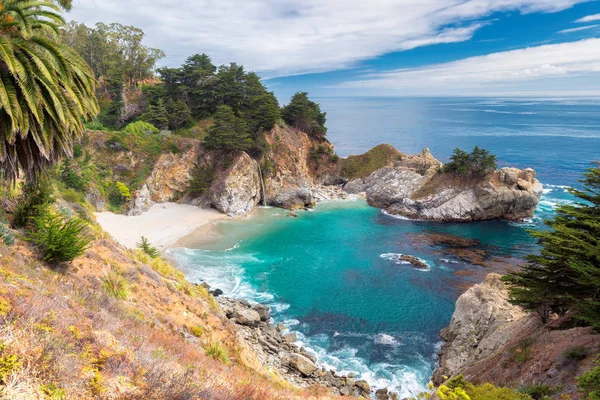 Um belo alcance da costa da Califórnia ao longo da State Road 1 . — Fotografia de Stock