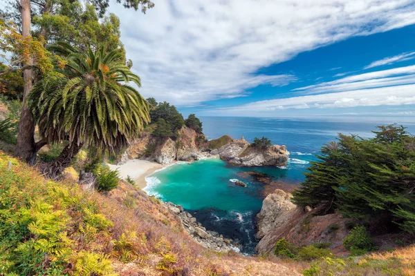 Mcway şelale içinde Julia Pfeiffer Burns State Park, Big Sur, Kaliforniya — Stok fotoğraf