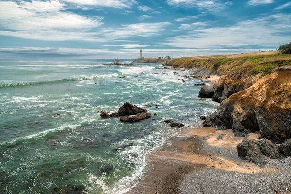 カリフォルニアの海岸とピジョン ポイント灯台. — ストック写真