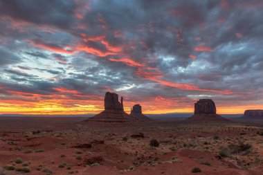 kadın sağlıklı ve sağlıksız gıda karşılaştırma.
