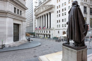 Wall Street Federal Hall güneşli bir günde adımlardan 