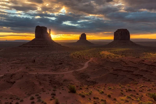 Východ slunce na Monument Valley, Arizona. — Stock fotografie