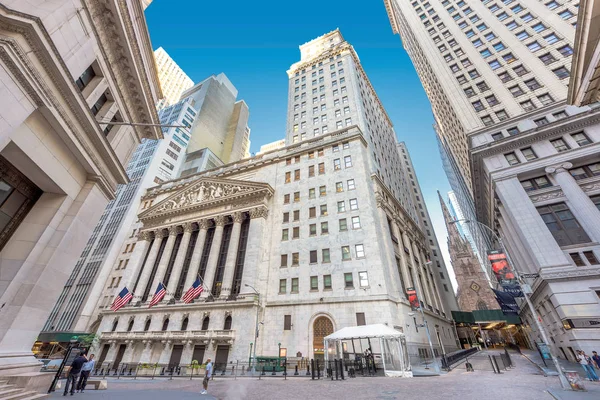 Wall Street och New York-börsen en solig dag — Stockfoto
