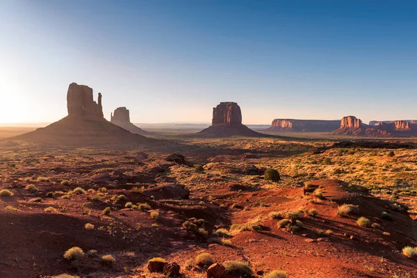 Гарний схід сонця на знакових Monument Valley — стокове фото