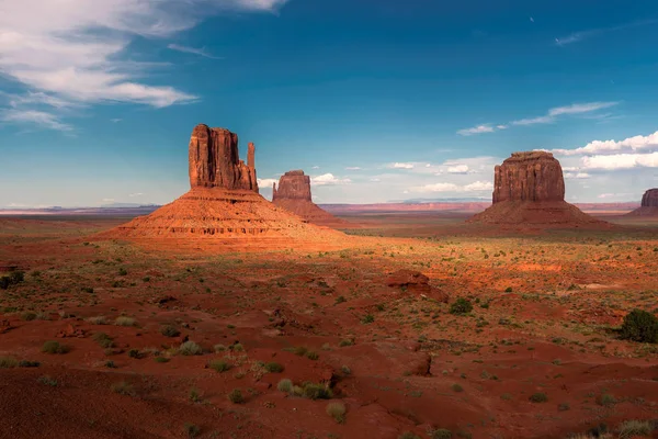 Piękna sunser o charakterystycznym Monument Valley. — Zdjęcie stockowe