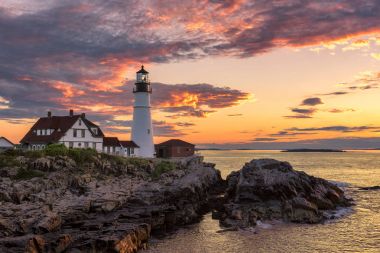 Gündoğumu Portland Head fenerinde Cape Elizabeth, Maine, ABD. 