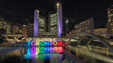 Toronto Belediye Binası ve gece, şehir Toronto, Ontario, Kanada'da Toronto işareti