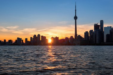 gün batımında Toronto şehir manzarası