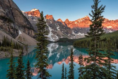Buzultaş Gölü yansıma gündoğumu, Kanada Rocky Dağları, Banff Ulusal Parkı. 